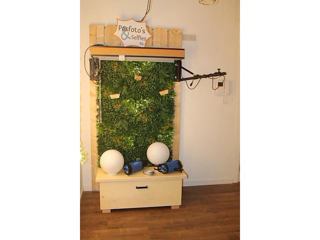Twee flitslampen mettle 400 q met diffuser en wandbeugel. let op exclusief meubel, groen en achterwanden - afbeelding 7 van  11