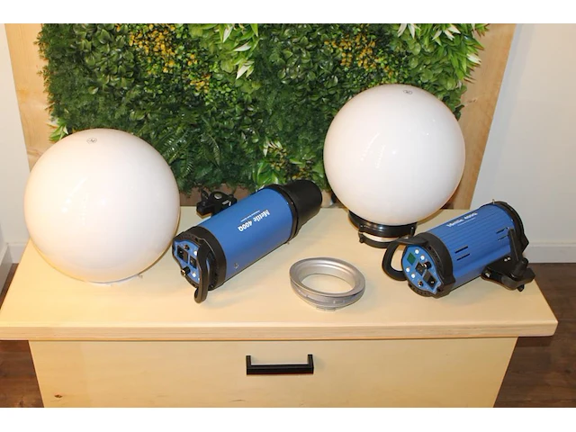 Twee flitslampen mettle 400 q met diffuser en wandbeugel. let op exclusief meubel, groen en achterwanden - afbeelding 9 van  11