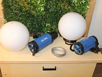 Twee flitslampen mettle 400 q met diffuser en wandbeugel. let op exclusief meubel, groen en achterwanden - afbeelding 9 van  11
