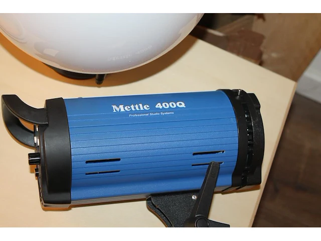Twee flitslampen mettle 400 q met diffuser en wandbeugel. let op exclusief meubel, groen en achterwanden - afbeelding 10 van  11