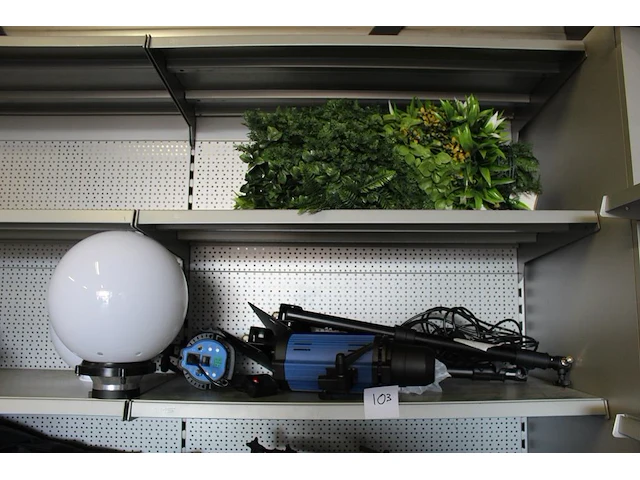 Twee flitslampen mettle 400 q met diffuser en wandbeugel. let op exclusief meubel, groen en achterwanden - afbeelding 11 van  11