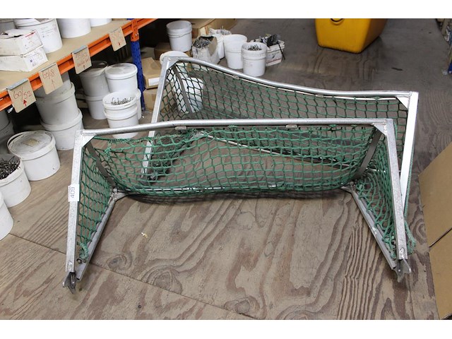 Twee valbeschermingsdelen met net. afmeting 60 x 60 x 135 cm. - afbeelding 1 van  2