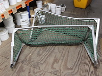 Twee valbeschermingsdelen met net. afmeting 60 x 60 x 135 cm. - afbeelding 1 van  2