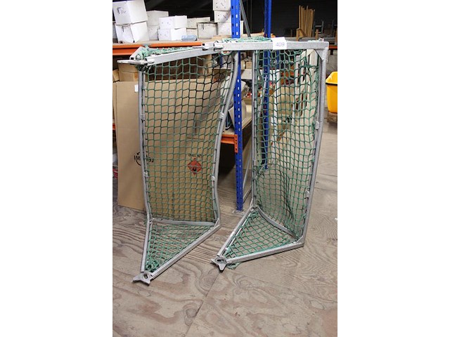 Twee valbeschermingsdelen met net. afmeting 60 x 60 x 135 cm. - afbeelding 2 van  2