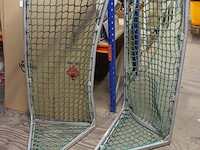 Twee valbeschermingsdelen met net. afmeting 60 x 60 x 135 cm. - afbeelding 2 van  2