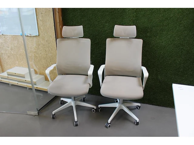 Twee verrijdbare bureaustoelen sklum zittingen gevlekt. - afbeelding 1 van  2