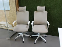 Twee verrijdbare bureaustoelen sklum zittingen gevlekt. - afbeelding 1 van  2