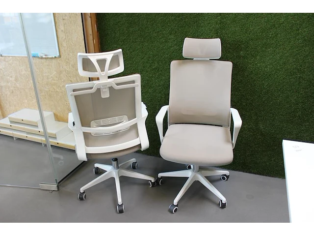 Twee verrijdbare bureaustoelen sklum zittingen gevlekt. - afbeelding 2 van  2