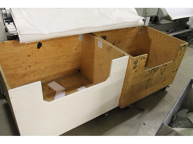 Twee verrijdbare houten bakken. afmeting 100 x 80 x 75 cm. - afbeelding 1 van  1