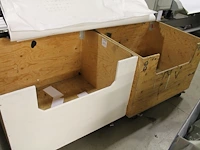 Twee verrijdbare houten bakken. afmeting 100 x 80 x 75 cm. - afbeelding 1 van  1