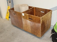 Twee verrijdbare houten kisten met rol golfkarton. afmeting kist 63 x 61 x 68 cm. - afbeelding 1 van  1