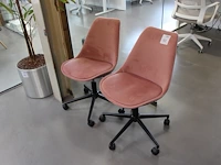 Twee verrijdbare kuipstoelen roze gestoffeerd. - afbeelding 1 van  3
