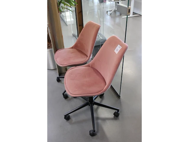 Twee verrijdbare kuipstoelen roze gestoffeerd. - afbeelding 2 van  3