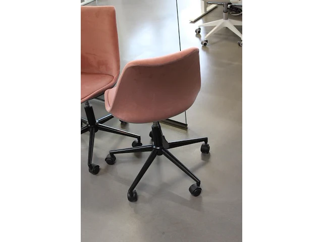 Twee verrijdbare kuipstoelen roze gestoffeerd. - afbeelding 3 van  3
