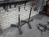Twee verrijdbare machineknechtjes. 1 wiel ontbreekt. - afbeelding 1 van  2
