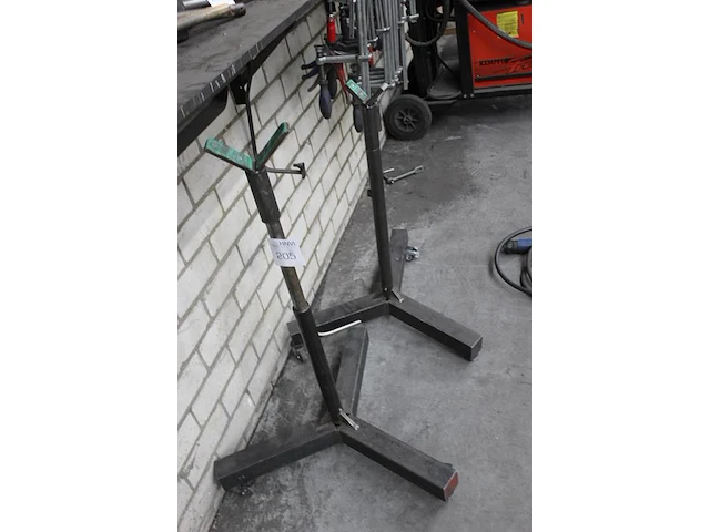 Twee verrijdbare machineknechtjes. 1 wiel ontbreekt. - afbeelding 2 van  2