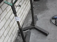 Twee verrijdbare machineknechtjes. 1 wiel ontbreekt. - afbeelding 2 van  2