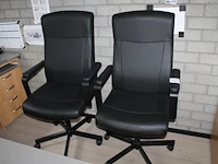 Twee verrijdbare, met zwart kunstleder gestoffeerde bureaustoelen. - afbeelding 1 van  2