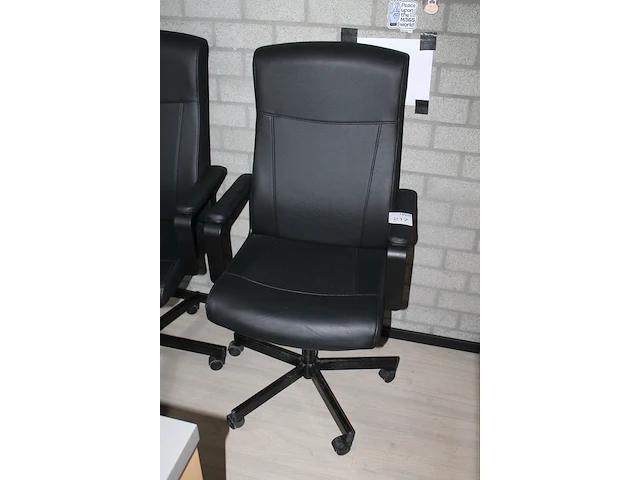 Twee verrijdbare, met zwart kunstleder gestoffeerde bureaustoelen. - afbeelding 2 van  2