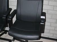 Twee verrijdbare, met zwart kunstleder gestoffeerde bureaustoelen. - afbeelding 2 van  2