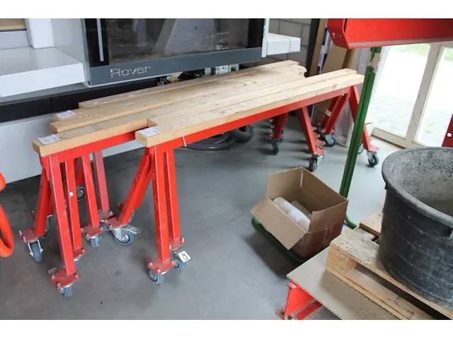 Twee verrijdbare metalen bokken met breedte 209 en hoogte 67 cm. - afbeelding 1 van  3