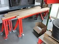 Twee verrijdbare metalen bokken met breedte 209 en hoogte 67 cm. - afbeelding 1 van  3