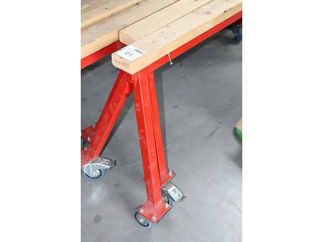 Twee verrijdbare metalen bokken met breedte 209 en hoogte 67 cm. - afbeelding 2 van  3