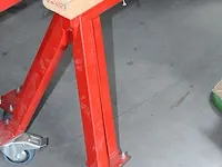 Twee verrijdbare metalen bokken met breedte 209 en hoogte 67 cm. - afbeelding 2 van  3
