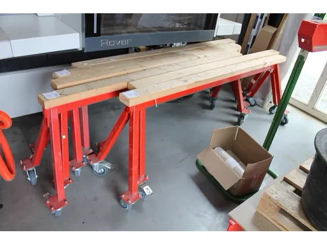 Twee verrijdbare metalen bokken met breedte 209 en hoogte 67 cm. - afbeelding 1 van  5
