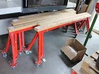 Twee verrijdbare metalen bokken met breedte 209 en hoogte 67 cm. - afbeelding 1 van  5