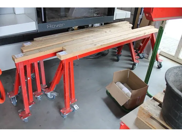 Twee verrijdbare metalen bokken met breedte 209 en hoogte 67 cm. - afbeelding 1 van  5
