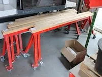 Twee verrijdbare metalen bokken met breedte 209 en hoogte 67 cm. - afbeelding 1 van  5