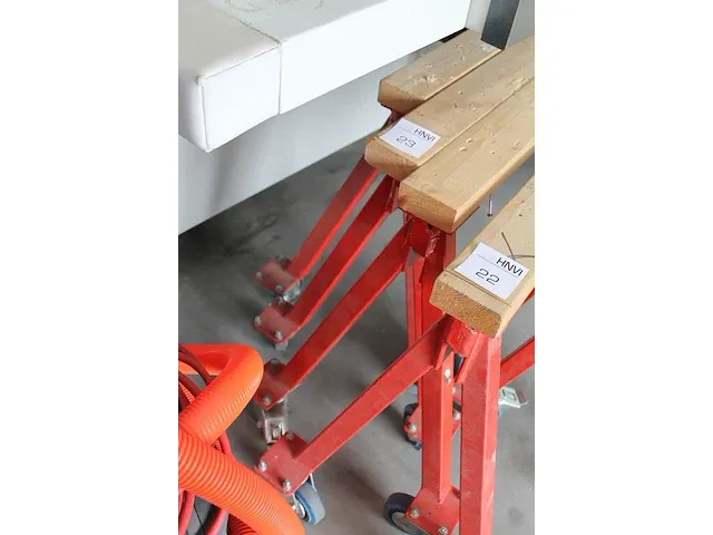 Twee verrijdbare metalen bokken met breedte 209 en hoogte 67 cm. - afbeelding 4 van  5
