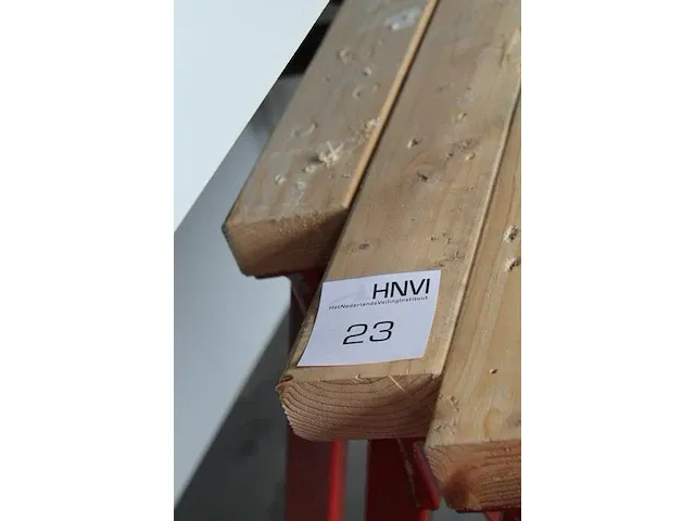 Twee verrijdbare metalen bokken met breedte 209 en hoogte 67 cm. - afbeelding 5 van  5
