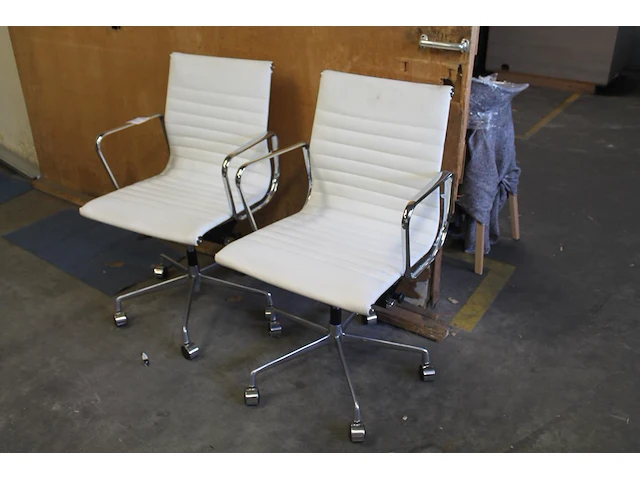 Twee verrijdbare stoelen met kunststof bekleding - afbeelding 1 van  3