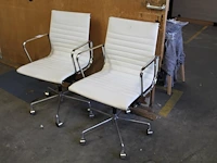 Twee verrijdbare stoelen met kunststof bekleding - afbeelding 1 van  3