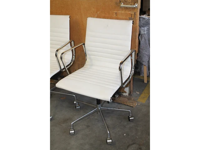 Twee verrijdbare stoelen met kunststof bekleding - afbeelding 2 van  3