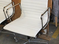 Twee verrijdbare stoelen met kunststof bekleding - afbeelding 2 van  3