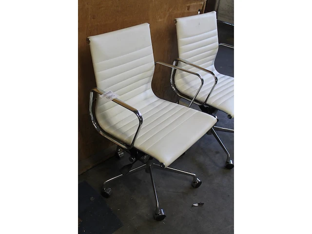 Twee verrijdbare stoelen met kunststof bekleding - afbeelding 3 van  3