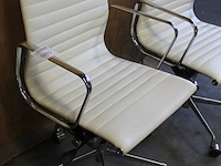 Twee verrijdbare stoelen met kunststof bekleding - afbeelding 3 van  3