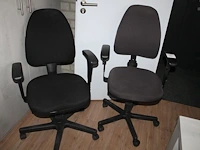 Twee verrijdbare, zwart en grijs gestoffeerde bureaustoelen. - afbeelding 1 van  3