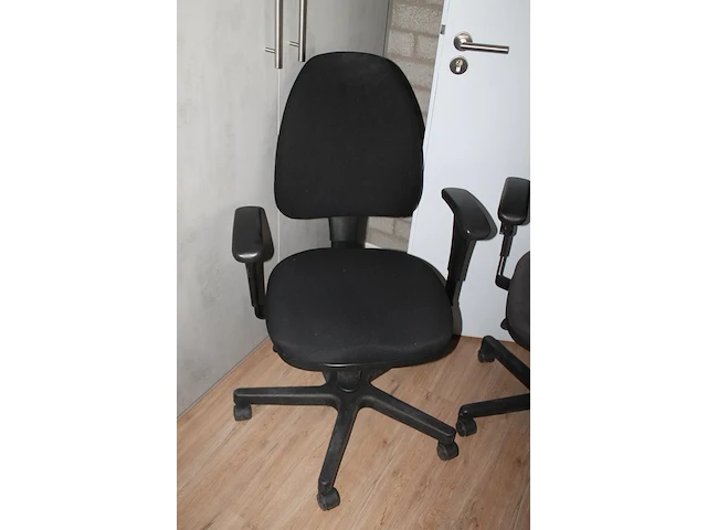 Twee verrijdbare, zwart en grijs gestoffeerde bureaustoelen. - afbeelding 2 van  3