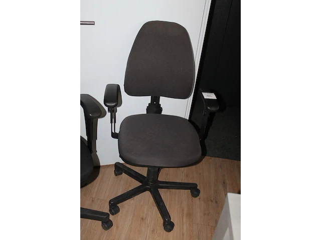 Twee verrijdbare, zwart en grijs gestoffeerde bureaustoelen. - afbeelding 3 van  3