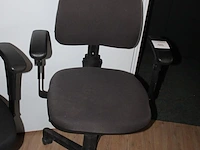 Twee verrijdbare, zwart en grijs gestoffeerde bureaustoelen. - afbeelding 3 van  3