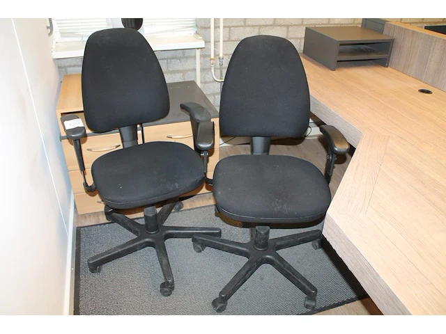 Twee verrijdbare, zwart gestoffeerde bureaustoelen. - afbeelding 1 van  3