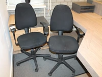 Twee verrijdbare, zwart gestoffeerde bureaustoelen. - afbeelding 1 van  3