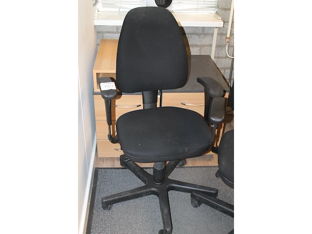 Twee verrijdbare, zwart gestoffeerde bureaustoelen. - afbeelding 2 van  3