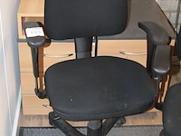 Twee verrijdbare, zwart gestoffeerde bureaustoelen. - afbeelding 2 van  3