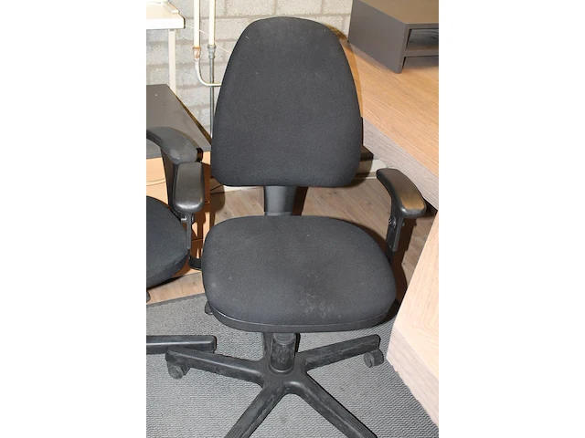 Twee verrijdbare, zwart gestoffeerde bureaustoelen. - afbeelding 3 van  3