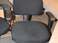Twee verrijdbare, zwart gestoffeerde bureaustoelen. - afbeelding 3 van  3